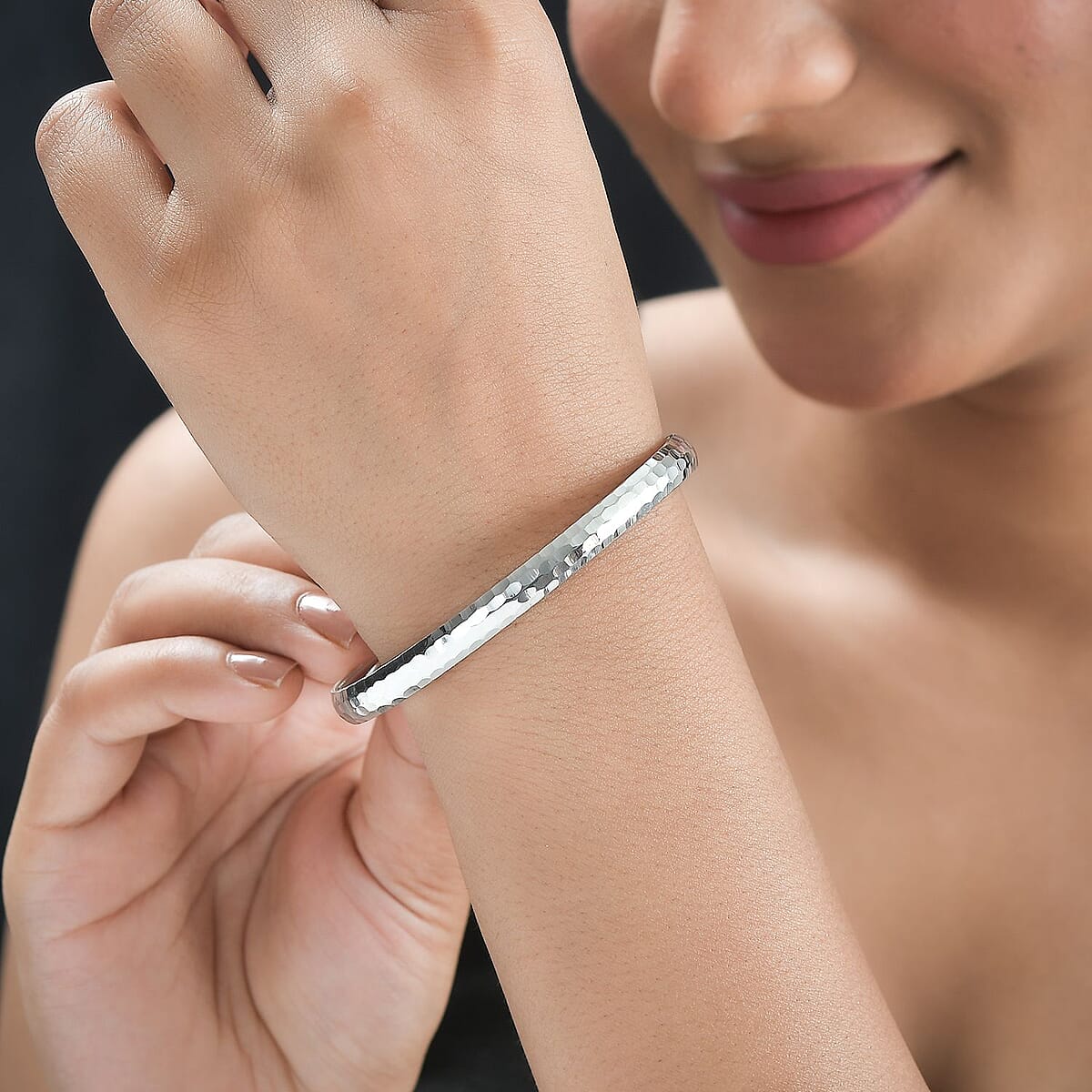 Hammered Textured Bangle Bracelet in Sterling Silver (7.25 in) 4.60 Grams image number 2