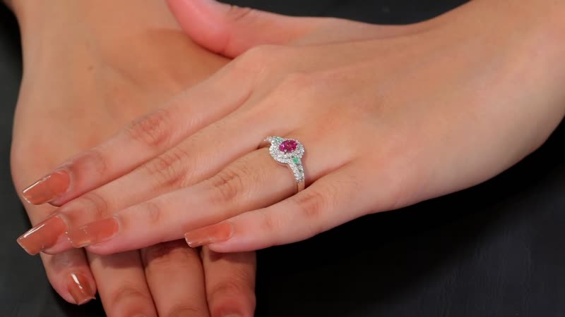 Luxoro 10K White Gold AAA Mahenge Spinel, Boyaca Colombian Emerald and Diamond (G-H, I2) (0.42 cts) Ring (Size 10.0) 1.00 ctw