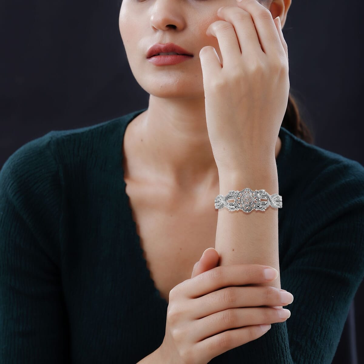 Bali Legacy Filigree Bangle Bracelet in Sterling Silver (7.25 In) 23.10 Grams image number 2