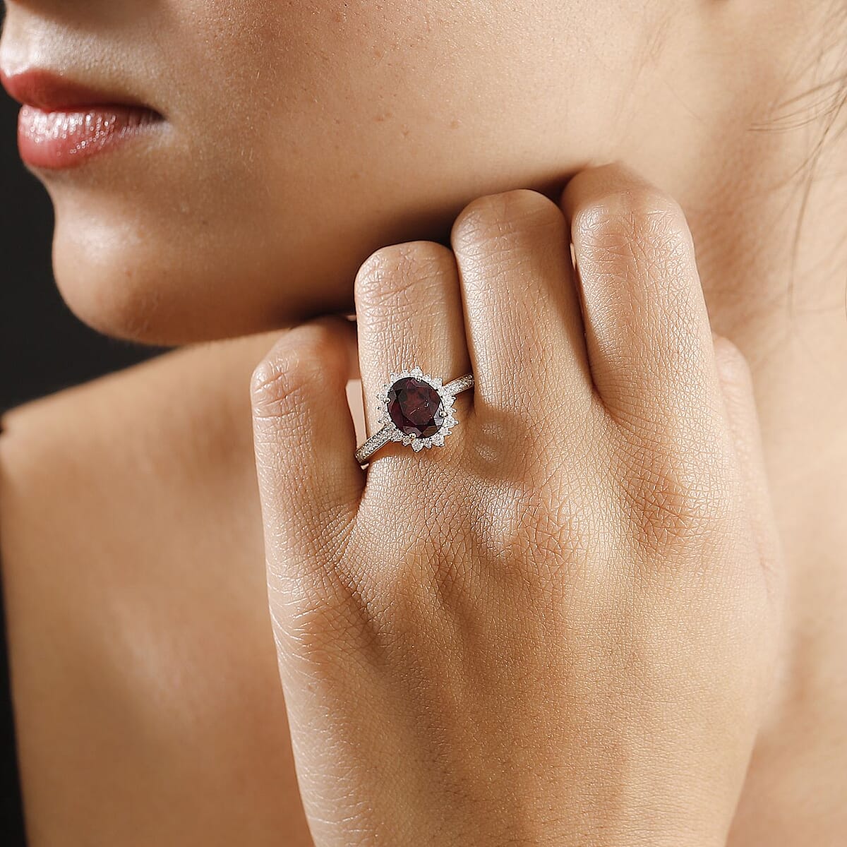 Certified & Appraised Luxoro AAA Radiant Ember Garnet and I2 Diamond 3.70 ctw Sunburst Ring in 10K Yellow Gold (Size 8.0) (Del. in 7-10 Days) image number 2