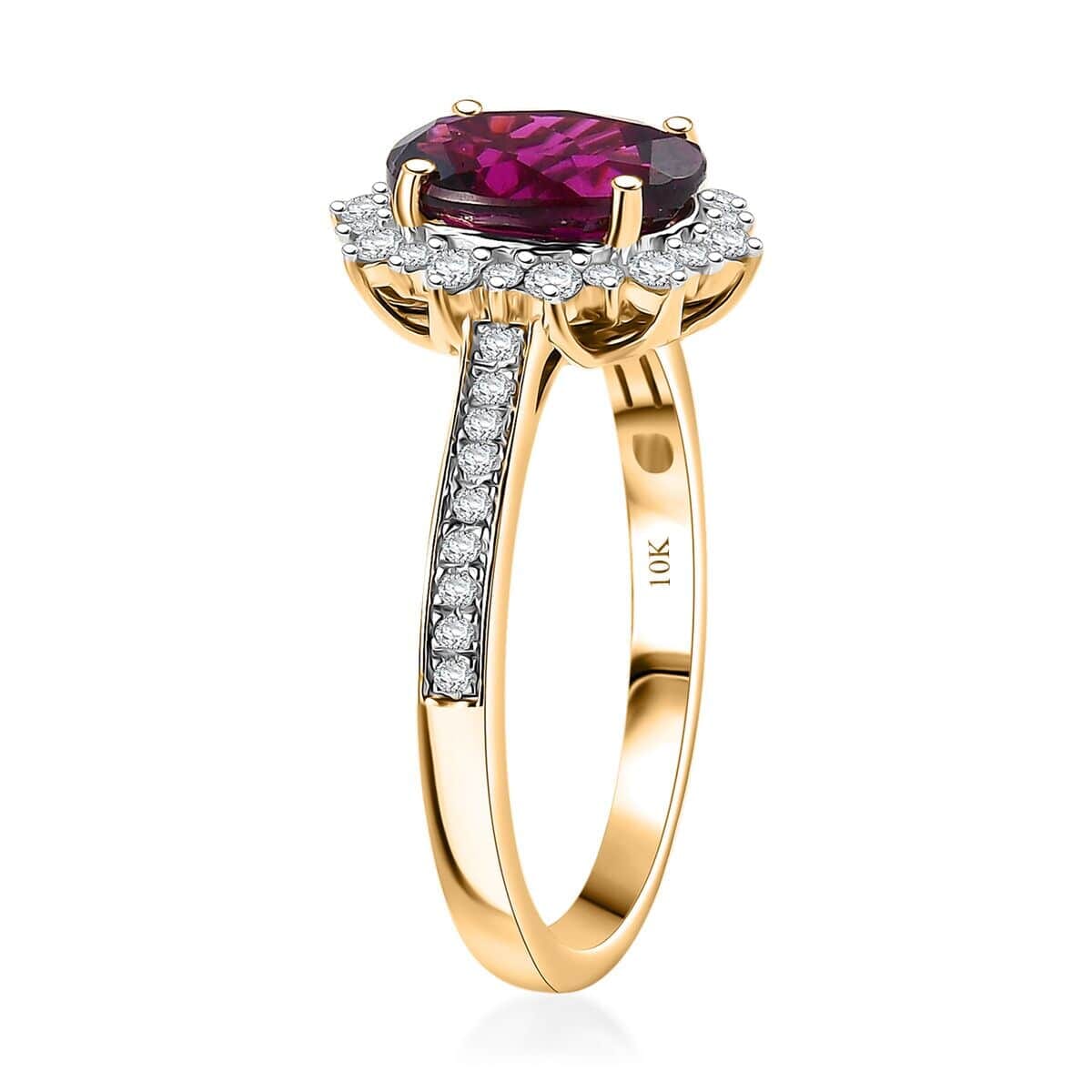 Certified & Appraised Luxoro 10K Yellow Gold AAA Radiant Ember Garnet, Diamond (I2) (0.52 cts) Sunburst Ring (Size 8.5) 3.70 ctw image number 3
