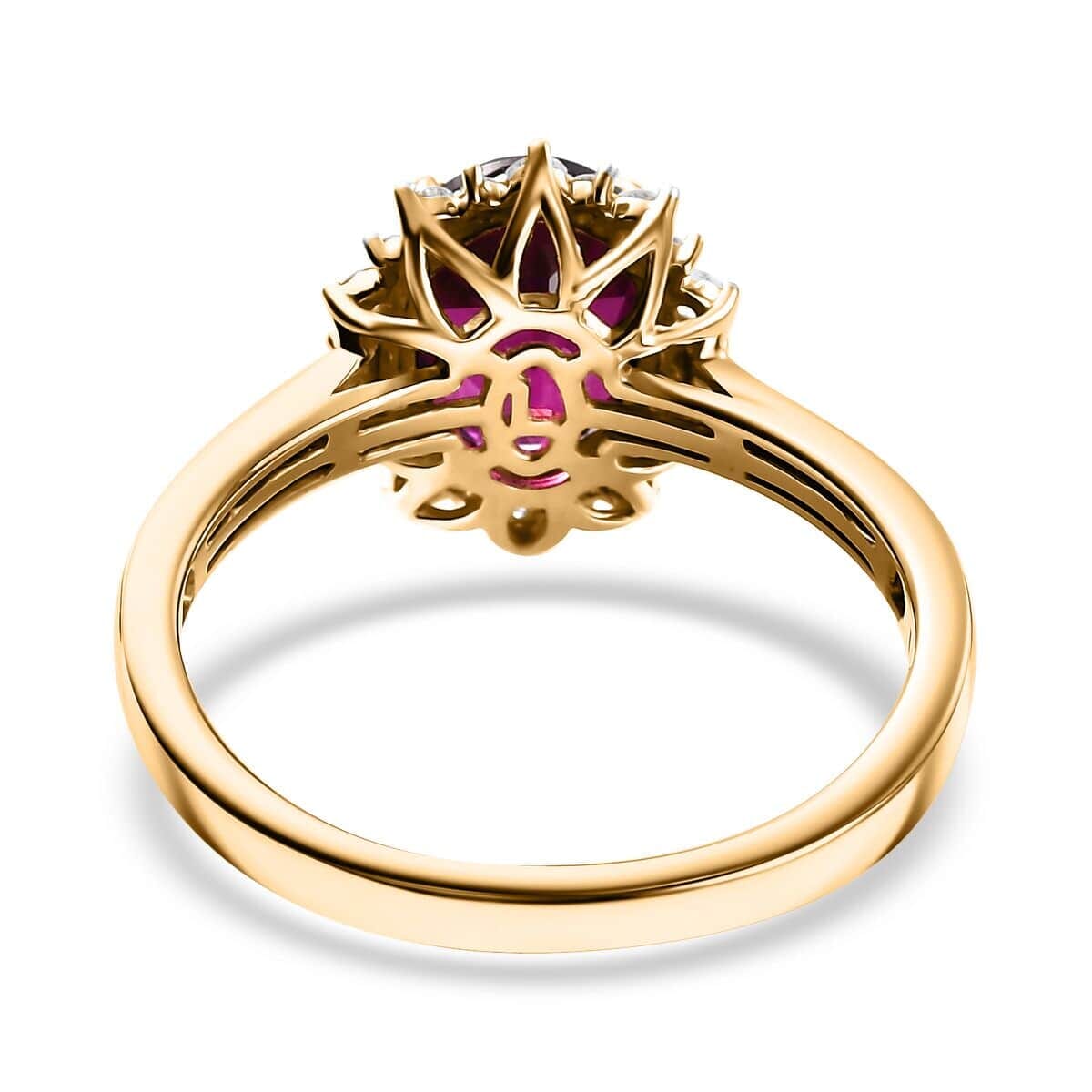 Certified & Appraised Luxoro 10K Yellow Gold AAA Radiant Ember Garnet, Diamond (I2) (0.52 cts) Sunburst Ring (Size 8.5) 3.70 ctw image number 4