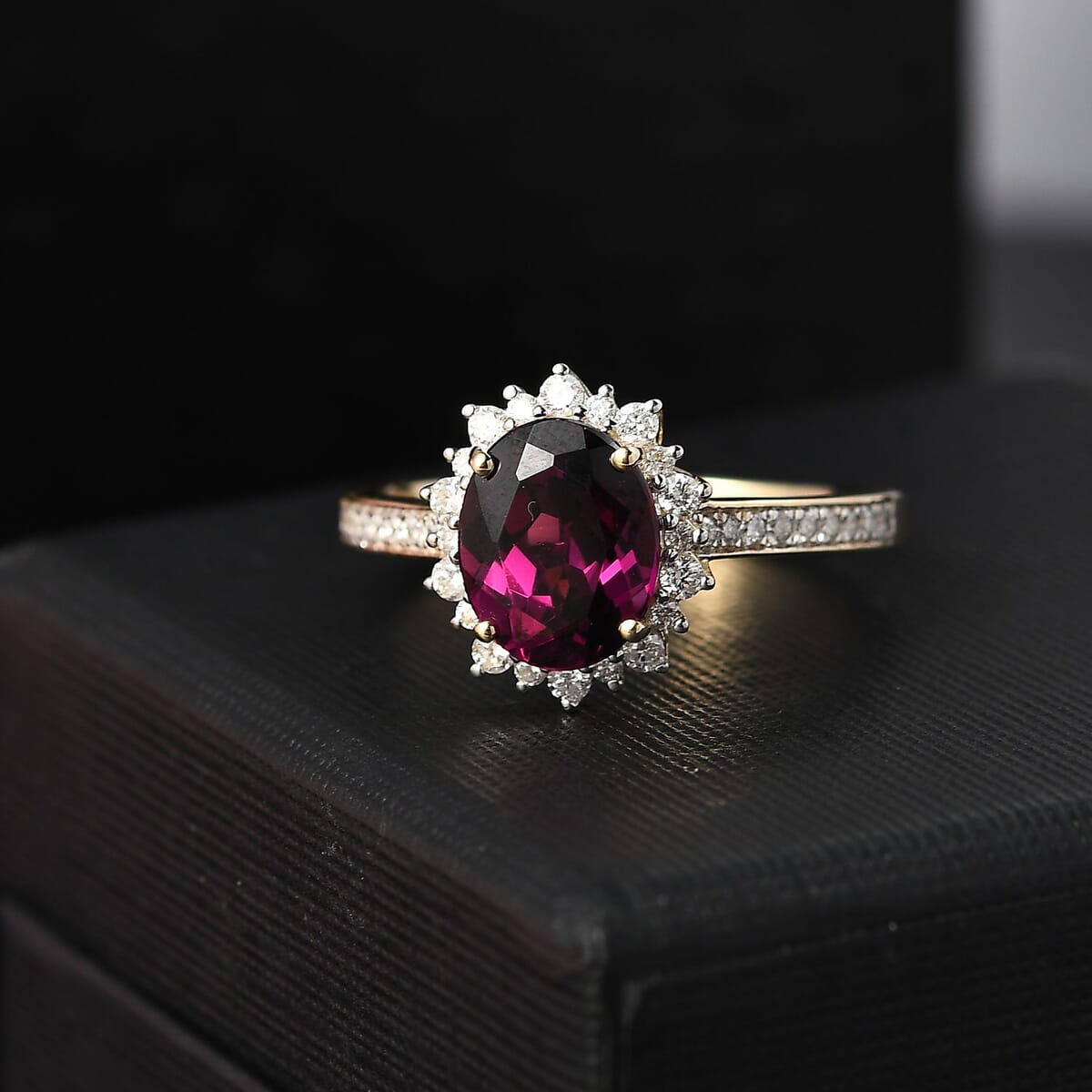 Certified & Appraised Luxoro AAA Radiant Ember Garnet and I2 Diamond 3.70 ctw Sunburst Ring in 10K Yellow Gold (Size 9.0) (Del. in 7-10 Days) image number 1