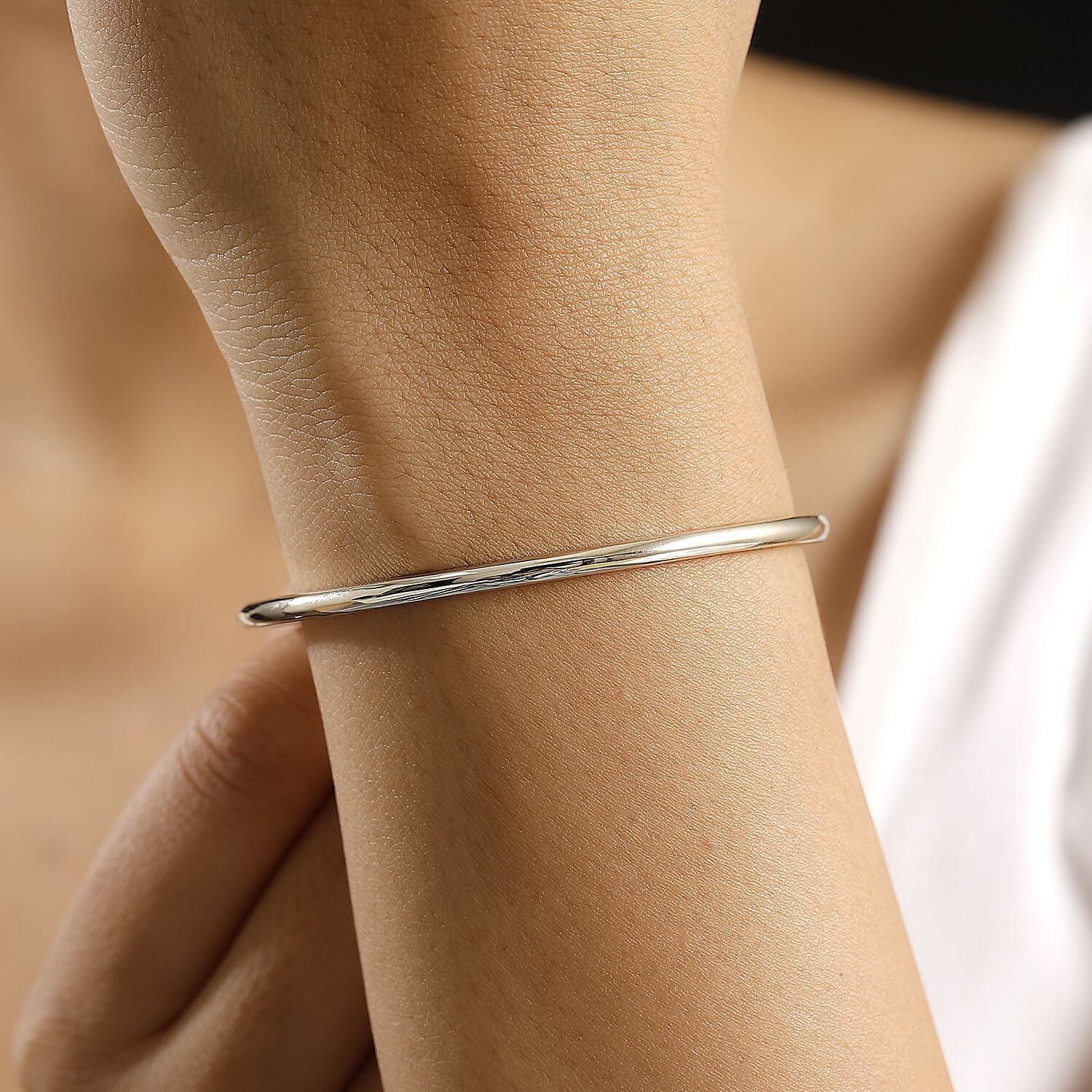 Luxoro Bangle Bracelet in 14K White Gold (7.25 In) 19 Grams
