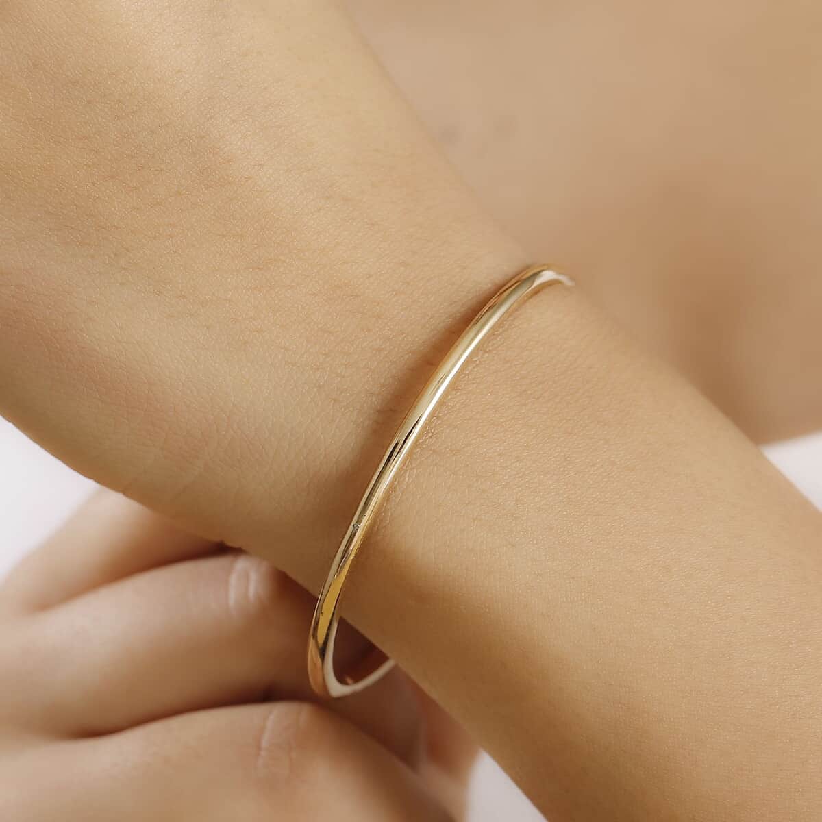 Iliana Bangle Bracelet in 18K Yellow Gold (7.25 In) 22.20 Grams image number 2