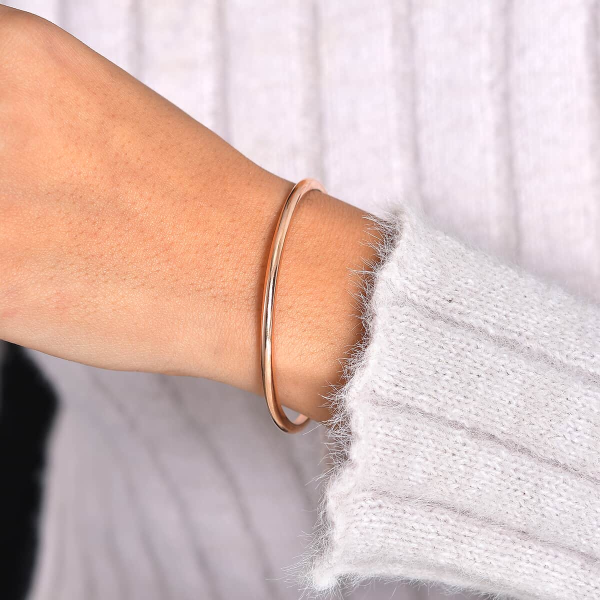 Bangle Bracelet in 18K Rose Gold (7.25 In) 21.85 Grams image number 2