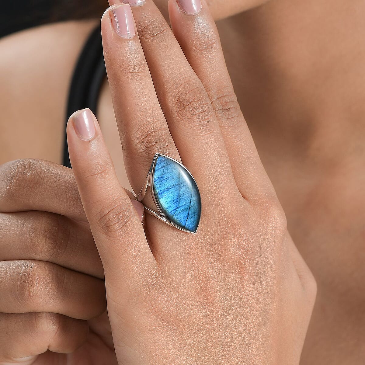 Sajen Silver Malagasy Labradorite 19.60 ctw Ring in Rhodium Over Sterling Silver (Size 7.0) image number 2