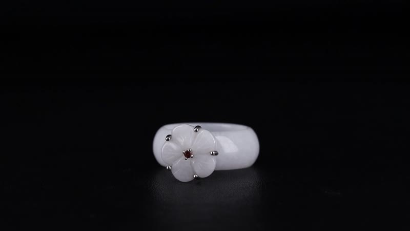White Jade Carved, Mozambique Garnet Floral Ring in Sterling Silver (Size 11.0) 37.10 ctw