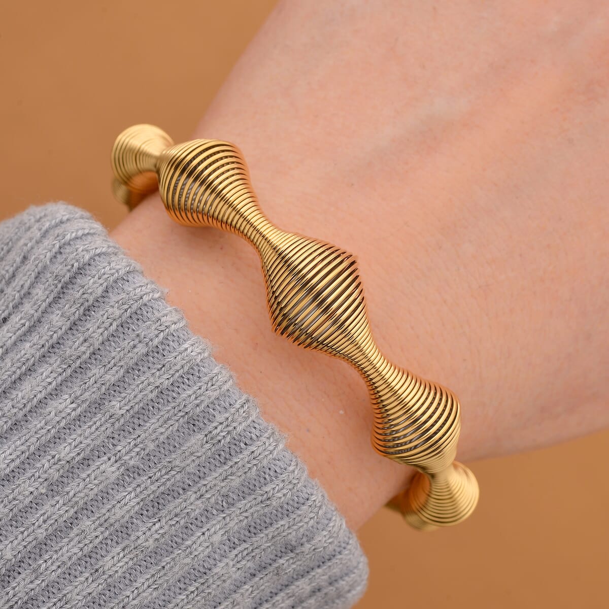 Sonic Wave Bracelet in ION Plated YG Stainless Steel (8.0-10.0In) image number 1