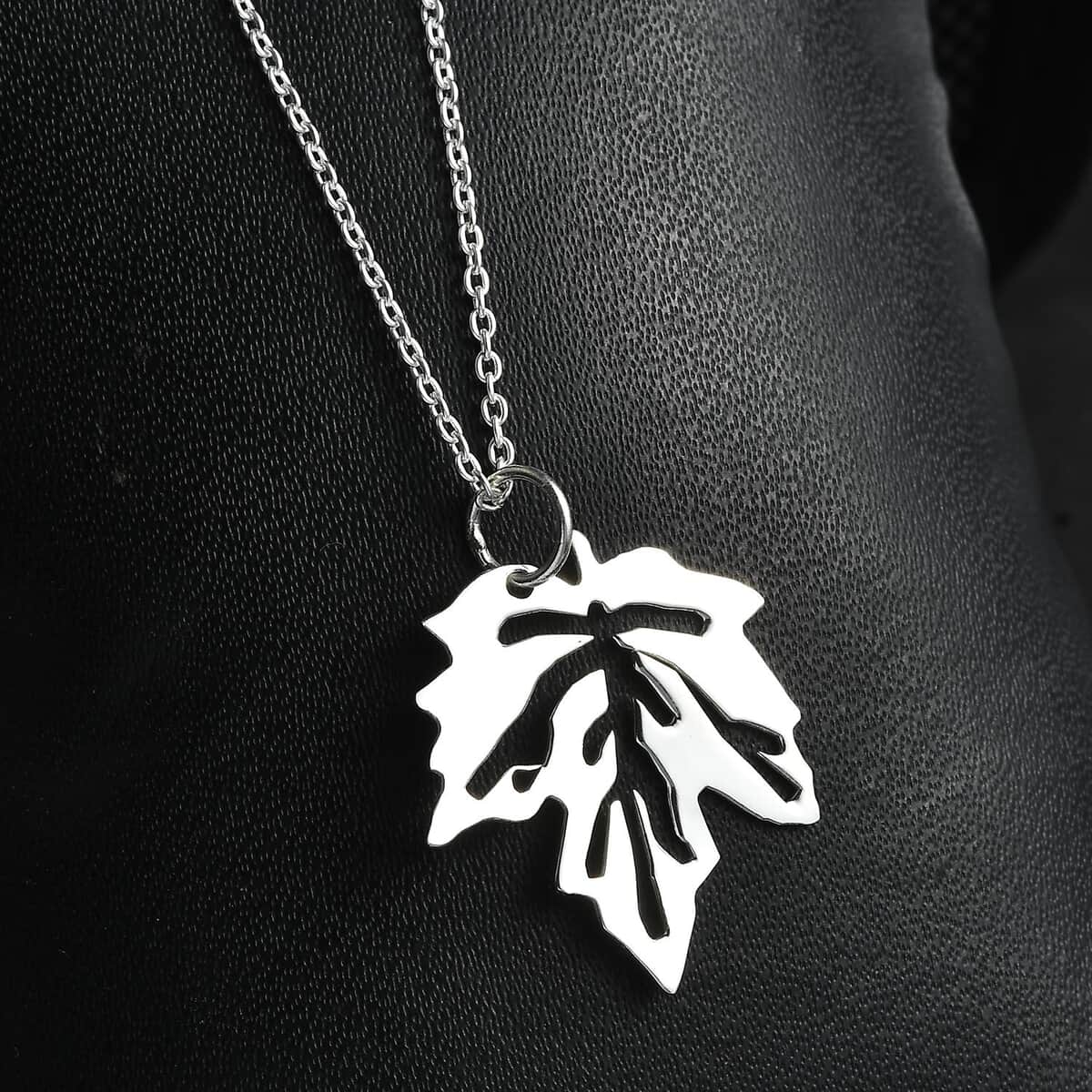 Leaf Necklace in Sterling Silver 2.50 Grams 20 Inches image number 1