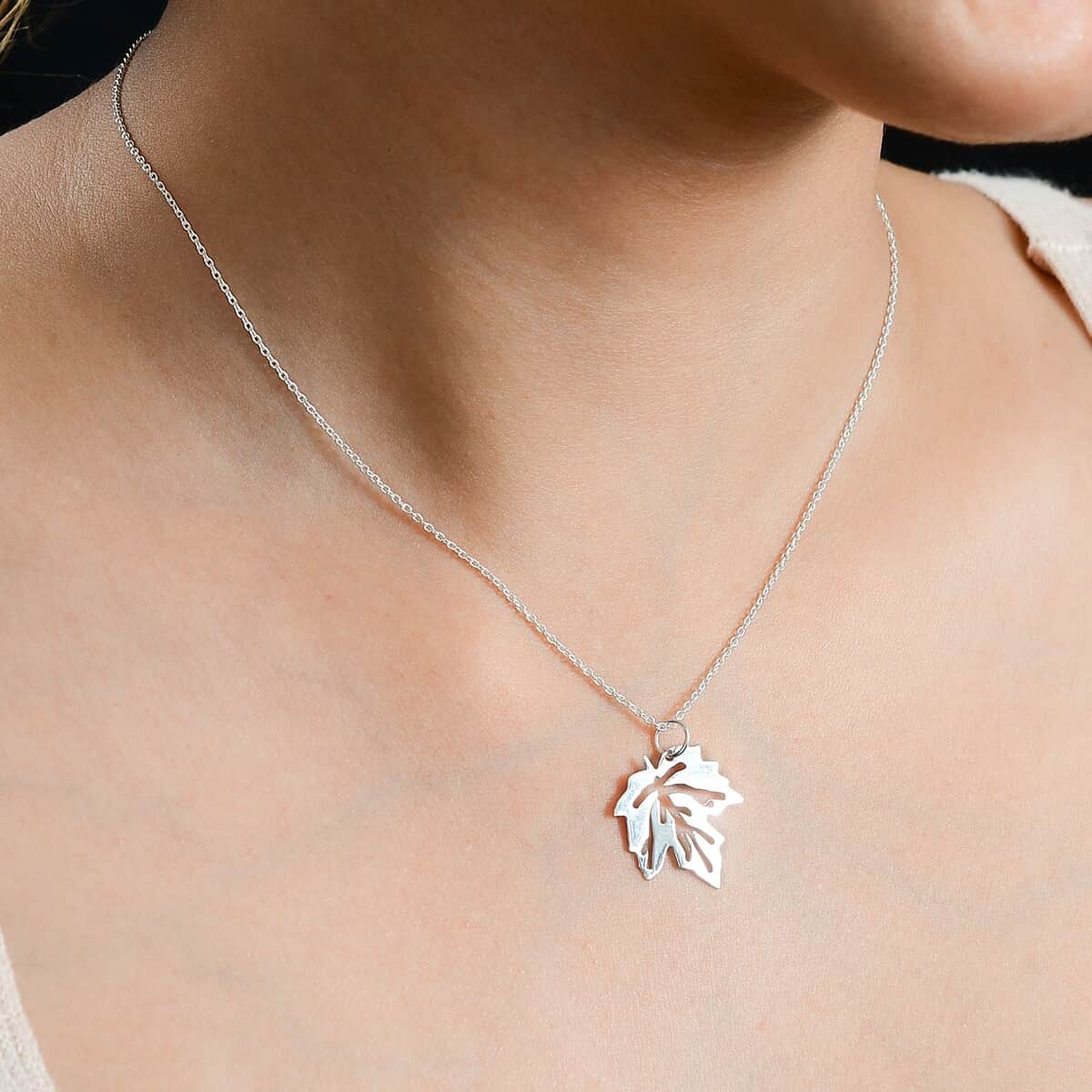 Leaf Necklace in Sterling Silver 2.50 Grams 20 Inches image number 2