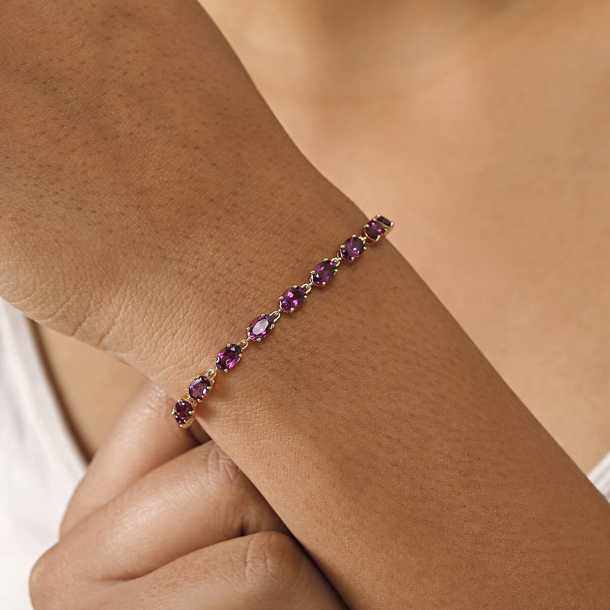 Luxoro Premium Radiant Ember Garnet 14.75 ctw Link Bracelet in 10K Yellow Gold (8.00 In) image number 2