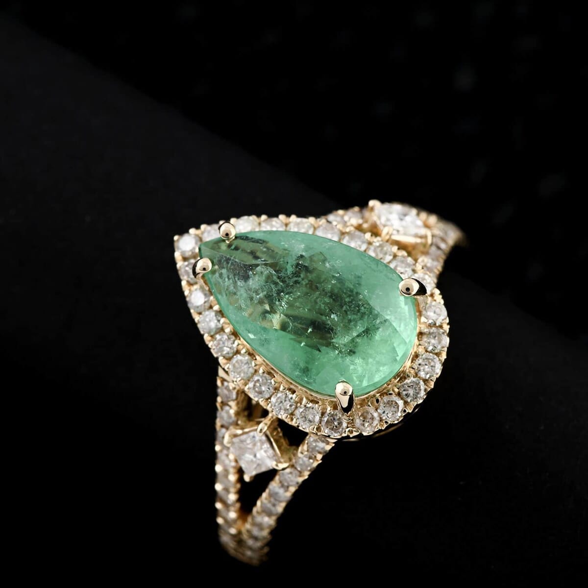 Certified & Appraised Luxoro AAA Boyaca Colombian Emerald and I2 Diamond 3.60 ctw Ring in 14K Yellow Gold (Size 6.5) 4.68 Grams image number 1