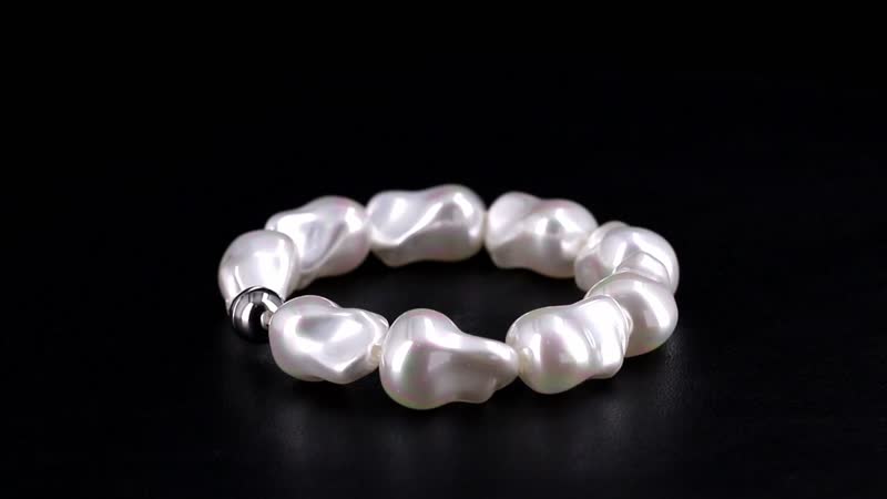 Doorbuster White Shell Pearl Bracelet in Stainless Steel (8.50 In)