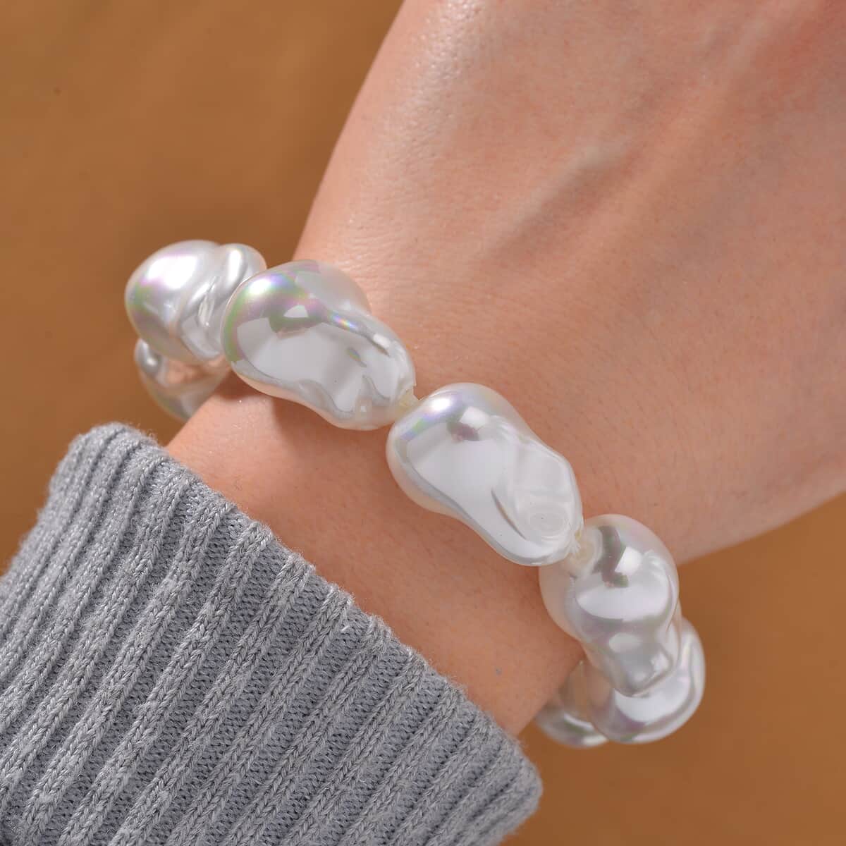 Doorbuster White Shell Pearl Bracelet in Stainless Steel (8.50 In) image number 1