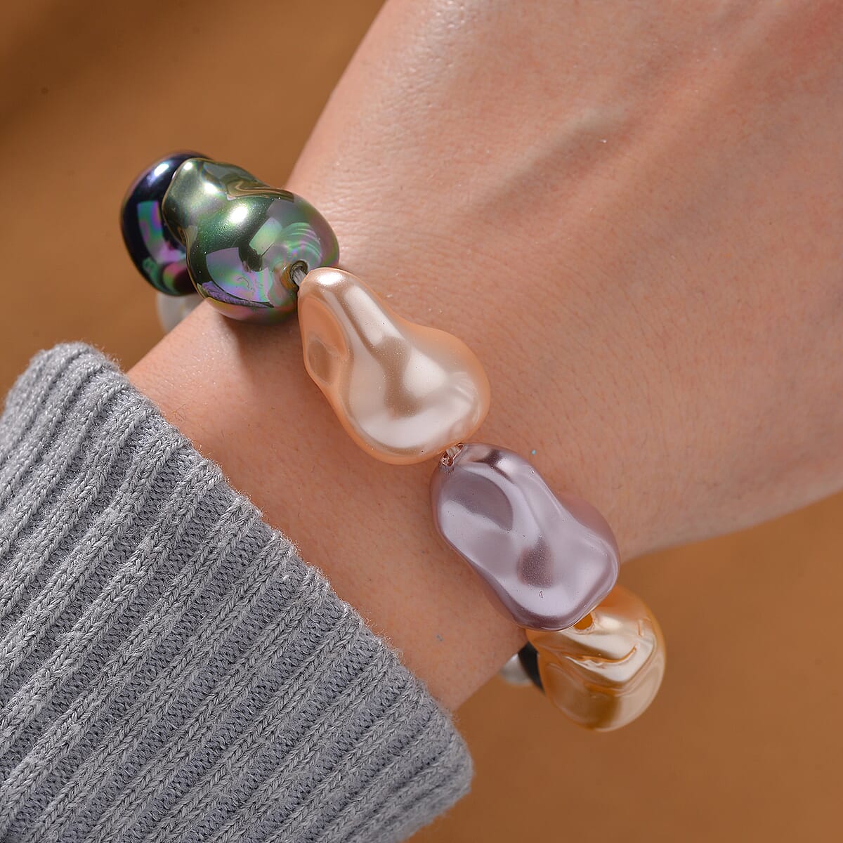 Multi Color Shell Pearl Bracelet in Stainless Steel (8.50 In) image number 1