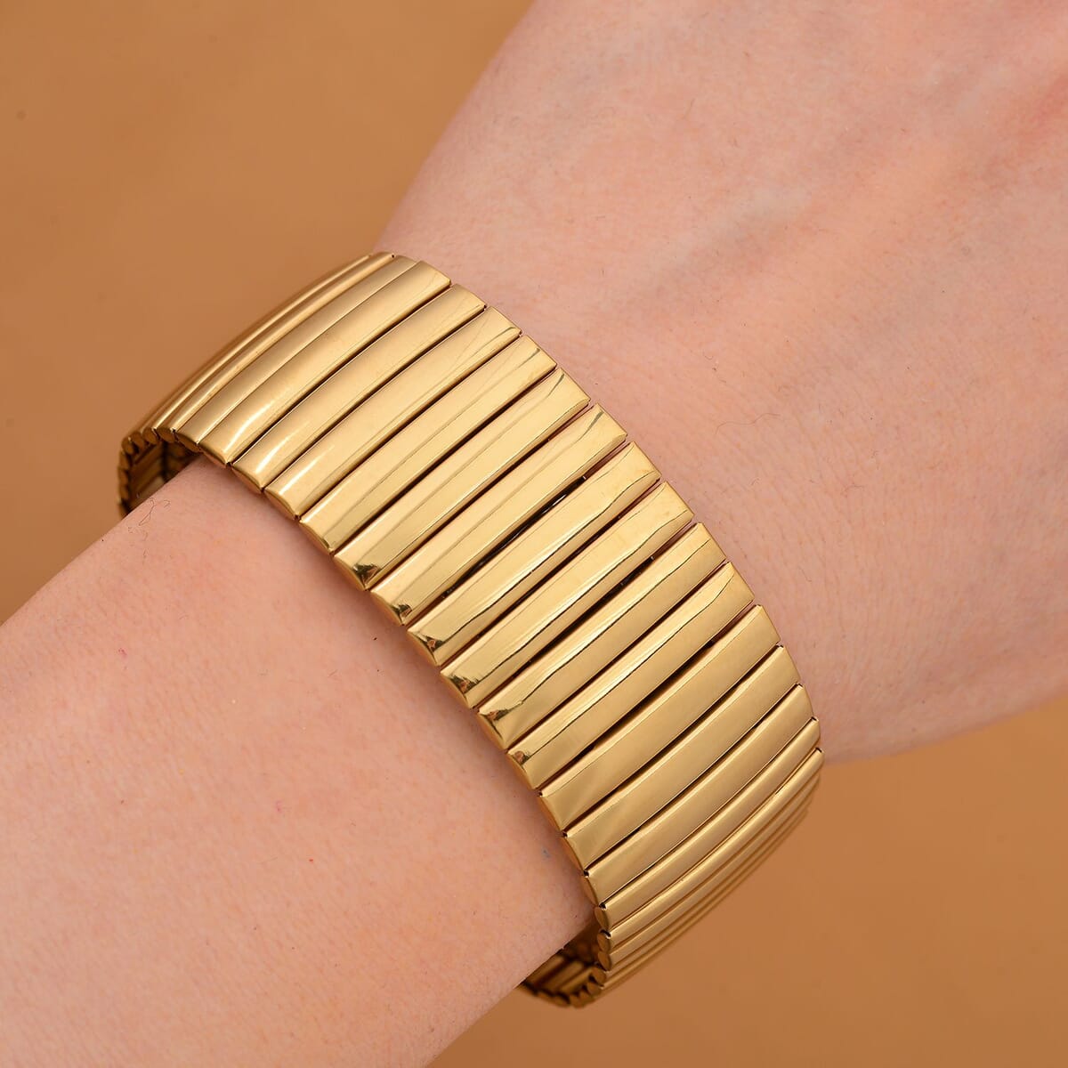 Herringbone Chain Bracelet in ION Plated YG Stainless Steel (7.5-8.0In) image number 1