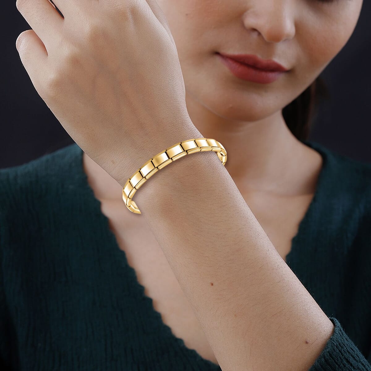 Link Chain Bracelet in ION Plated YG Stainless Steel (7.5-8.0In) image number 2