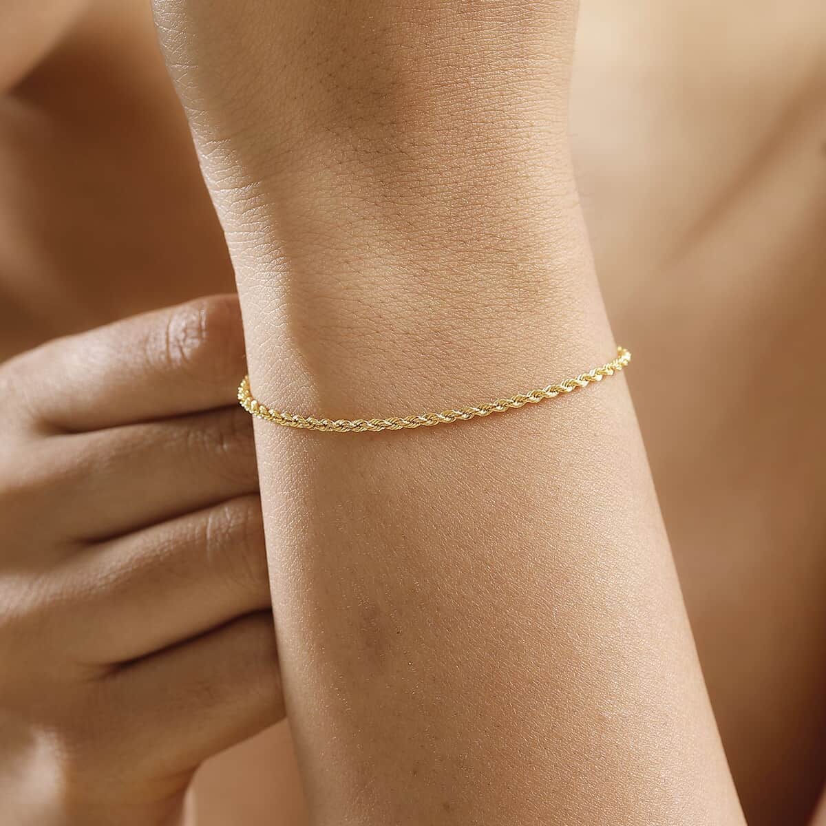 Doorbuster Rope Chain Bracelet in 20K Yellow Gold (7.25 In) 1.40 Grams image number 2