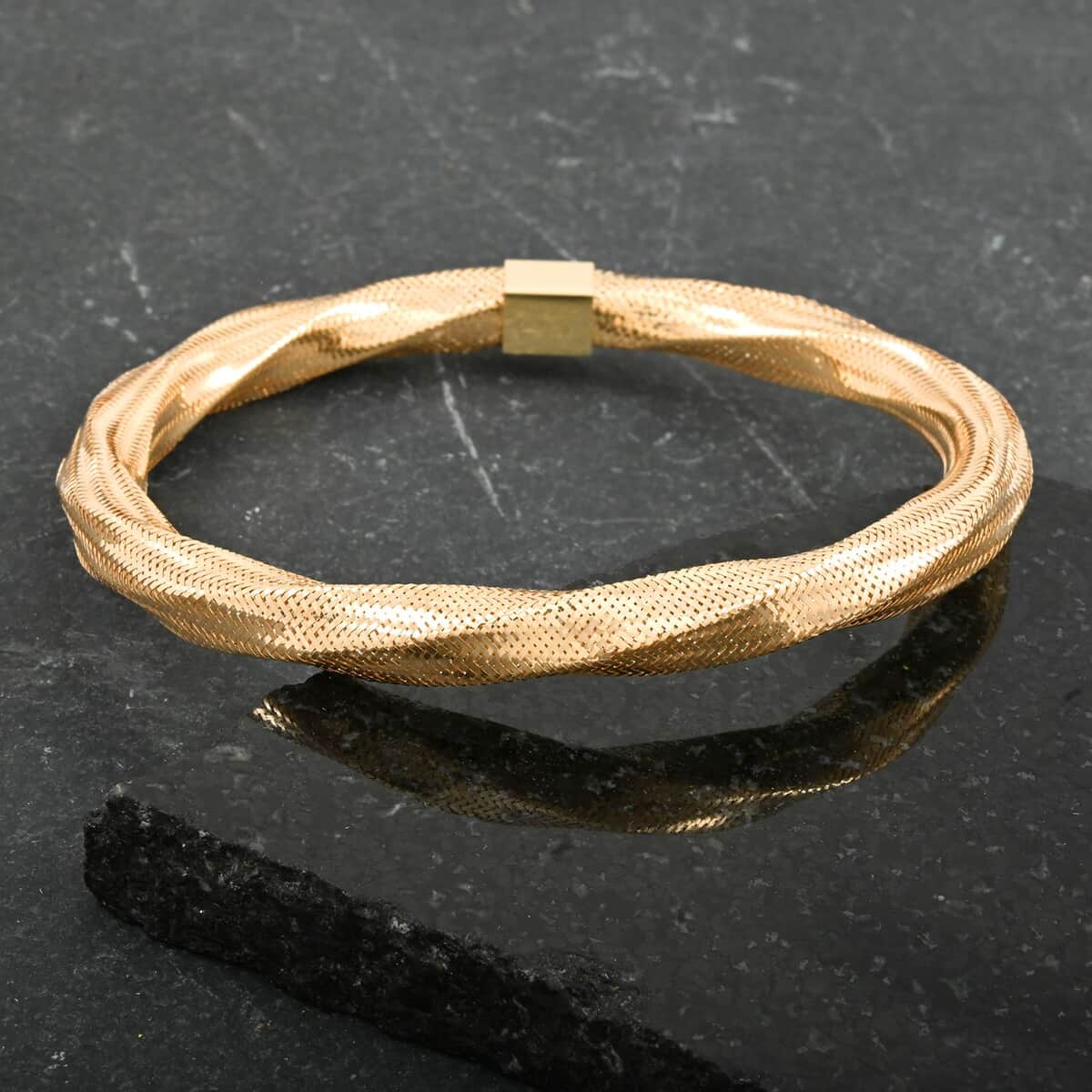 Italian 6.0mm Twisted Mesh Stretch Bangle Bracelet in 10K Yellow Gold (7.25 In) 2.60 Grams image number 1