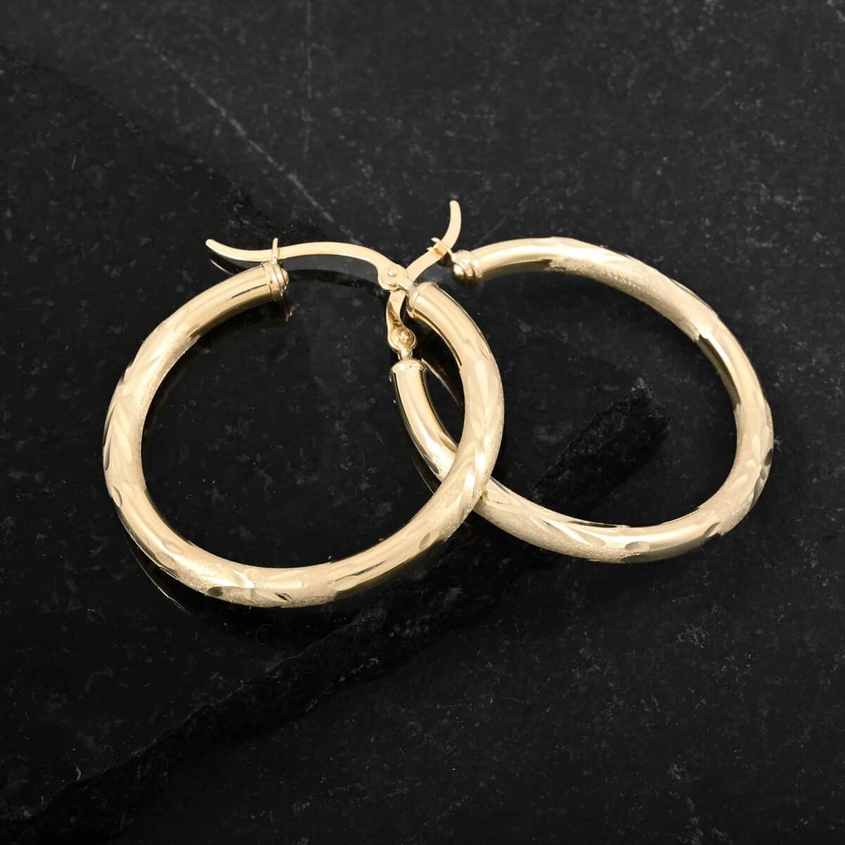 14K Yellow Gold 31.7x2.9 mm Hoop Earrings 2.70 Grams image number 1