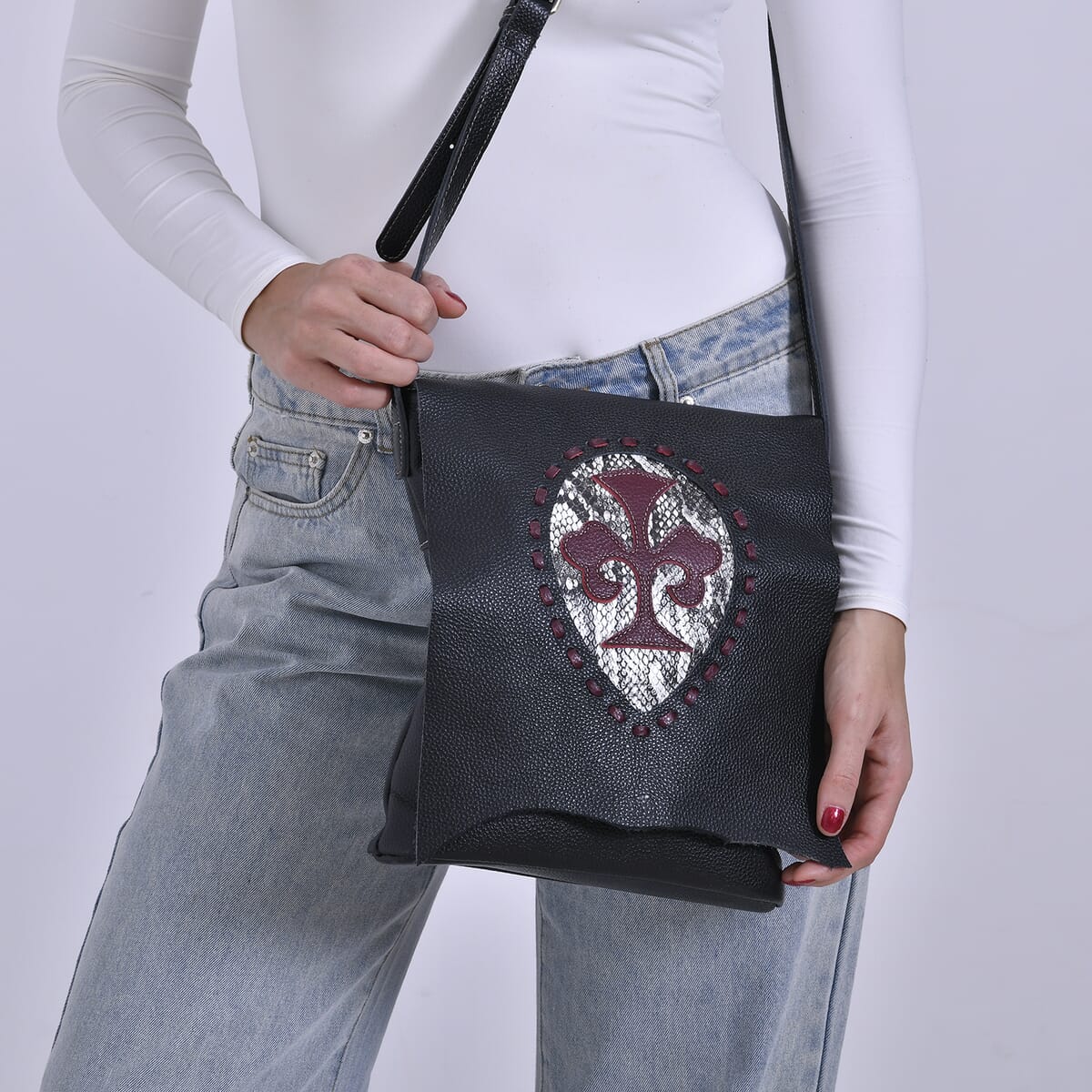 Italy Retro Noble Collection Black Cross and Snakeskin Pattern Genunie Leather Crossbody Bag image number 2