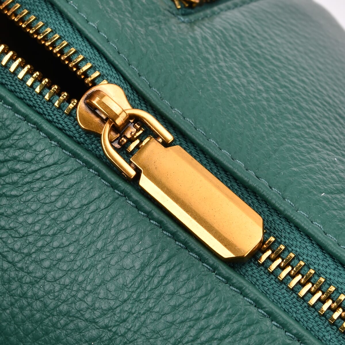 Italy Retro Noble Collection; lifestyle-Color:Green size/Profile: Crossbody bag:wall(exterior);Genuine Leather. Lining(interior):polyester Pockets(exterior): zipped-2;Pockets(interior): slip image number 5