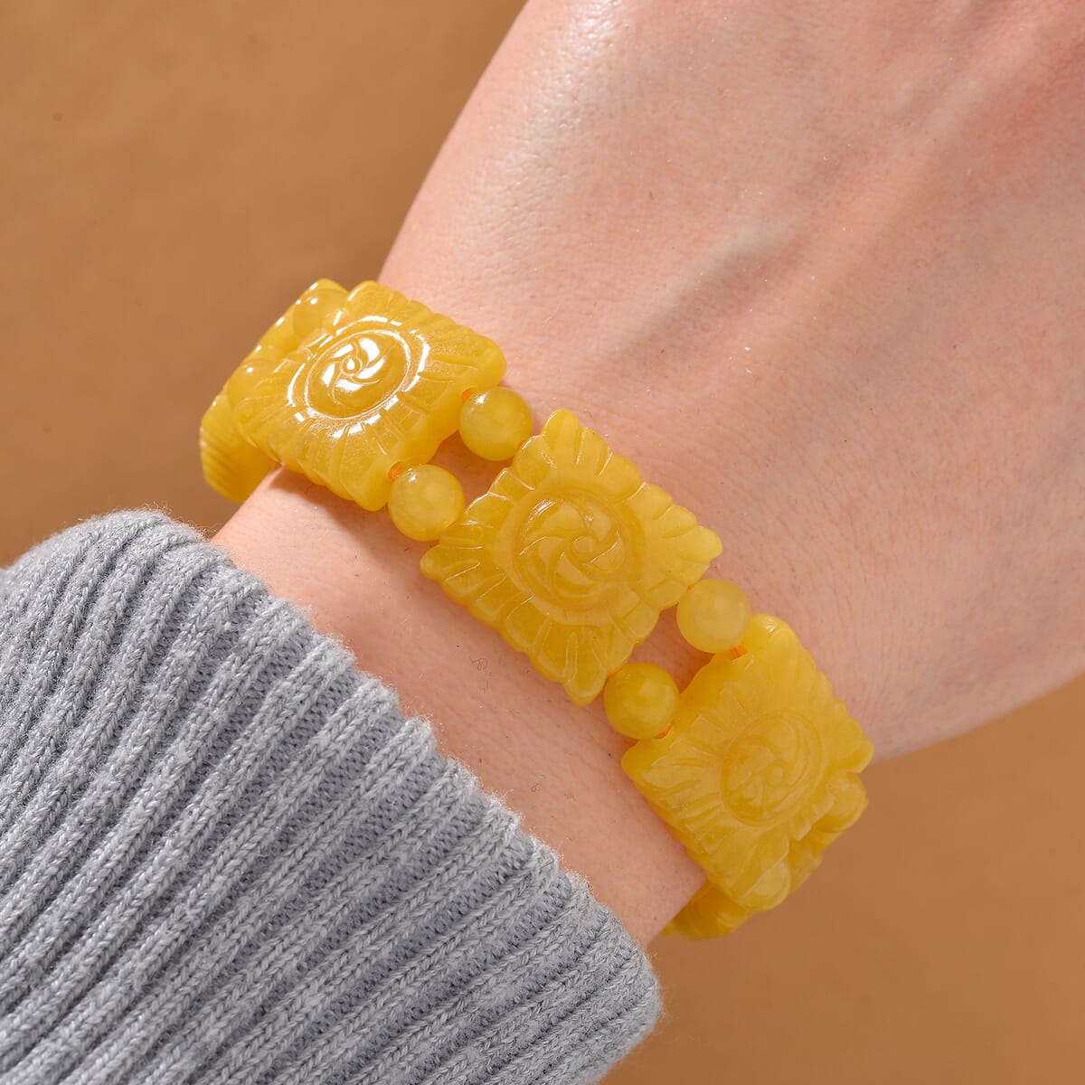 Honey Jade (D) 220.00 ctw Carved Flower and Beaded Stretch Bracelet image number 1