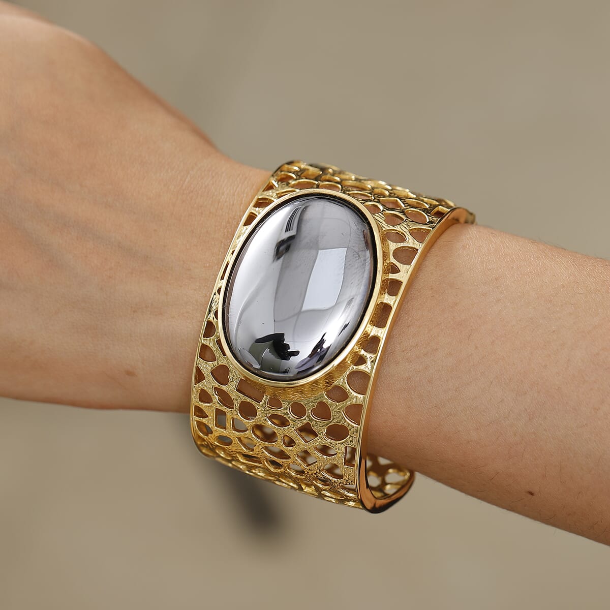 Karis Terahertz 56.50 ctw Bangle Bracelet in 18K YG Plated (7.25 In) image number 2