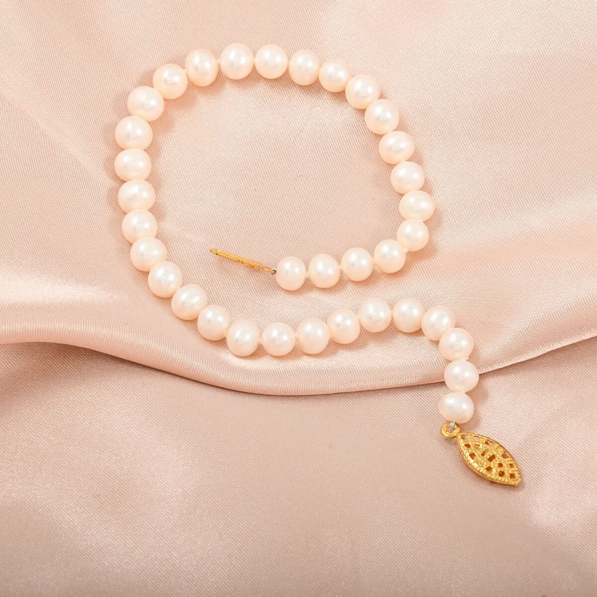 Freshwater Pearl Bracelet in Goldtone (9.00 In) image number 1
