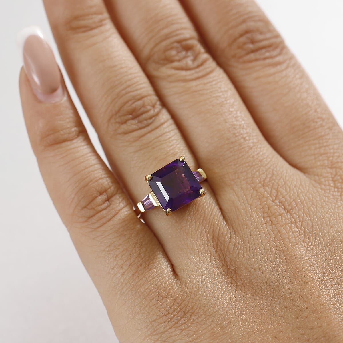 African Amethyst 5.00 ctw Solitaire Ring in 18K Vermeil Yellow Gold Over Sterling Silver (Size 7.0)  image number 2