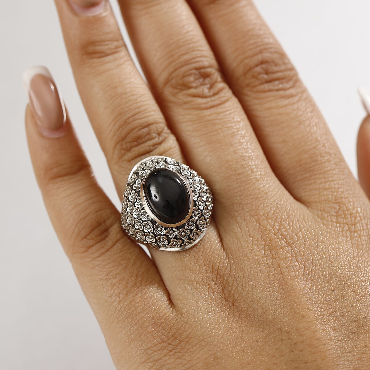 Indian Artisan Crafted California Black Jade 8.00 ctw Midnight Blossom Ring in Sterling Silver (Size 6.0) image number 2