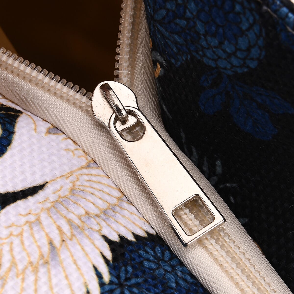 White Crane Print Pattern Large Size Tote Bag image number 5