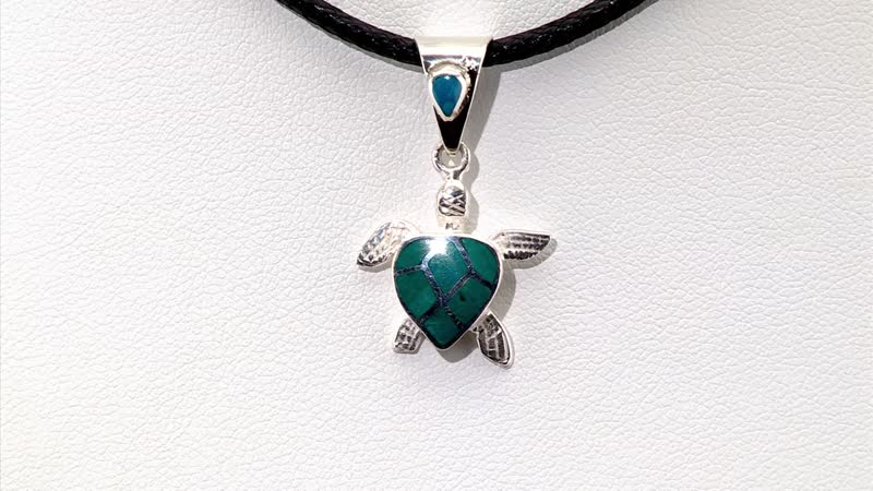 Peruvian Artistry Turquoise 0.60 ctw Mini Turtle Pendant without Chain in Sterling Silver