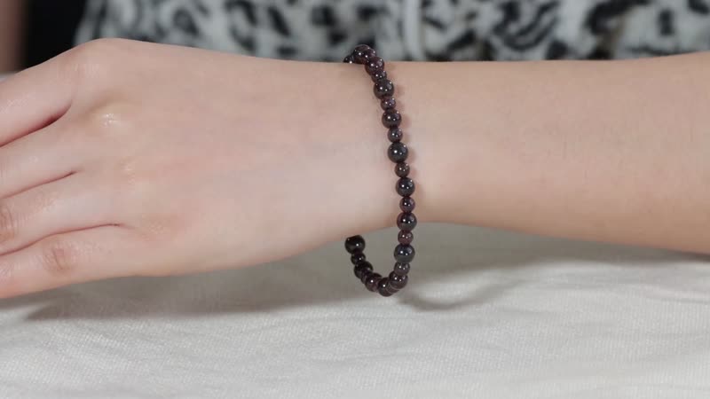 Mozambique Garnet Beaded 65.00 ctw Stretch Bracelet (7.25 In)