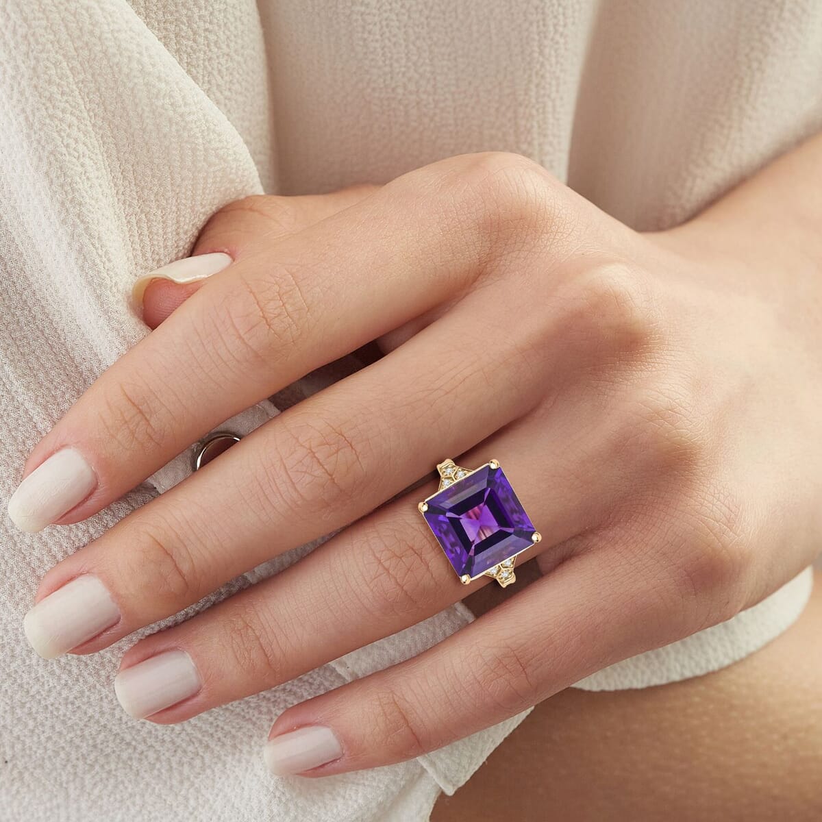 Certified & Appraised Luxoro AAA Natural Lusaka Amethyst and G-H I2 Diamond 8.25 ctw Ring in 10K Yellow Gold (Size 8.0) 4.10 Grams image number 2