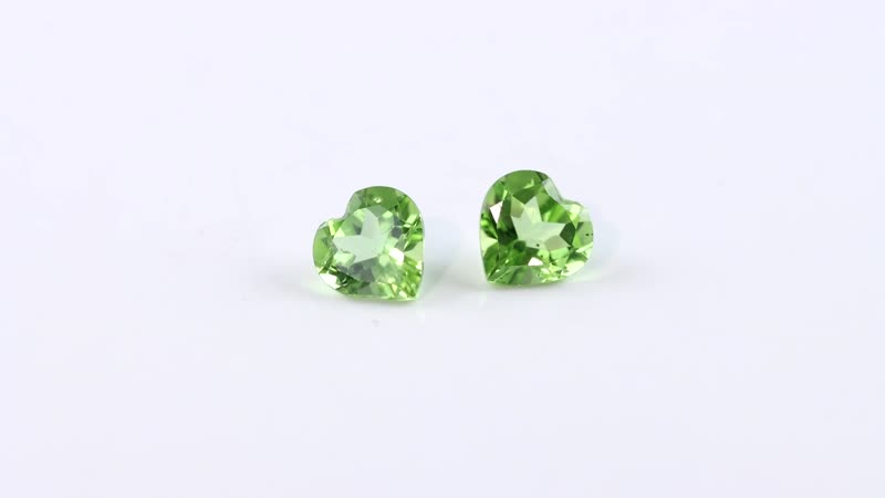 AA Hebei Peridot Set of 2 (Heart 7 mm) 2.36 ctw