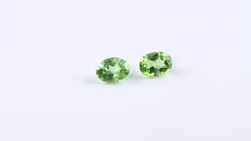 Hebei Peridot Set of 2 (Oval 7x5 mm) 1.63 ctw