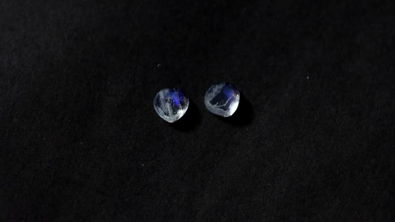 AA Rainbow Moonstone Set of 2 (Heart 6 mm) 1.55 ctw