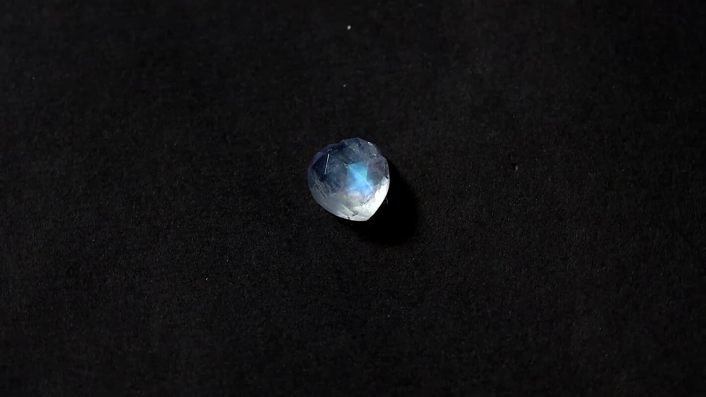 AA Rainbow Moonstone (Heart 8 mm) 1.92 ctw