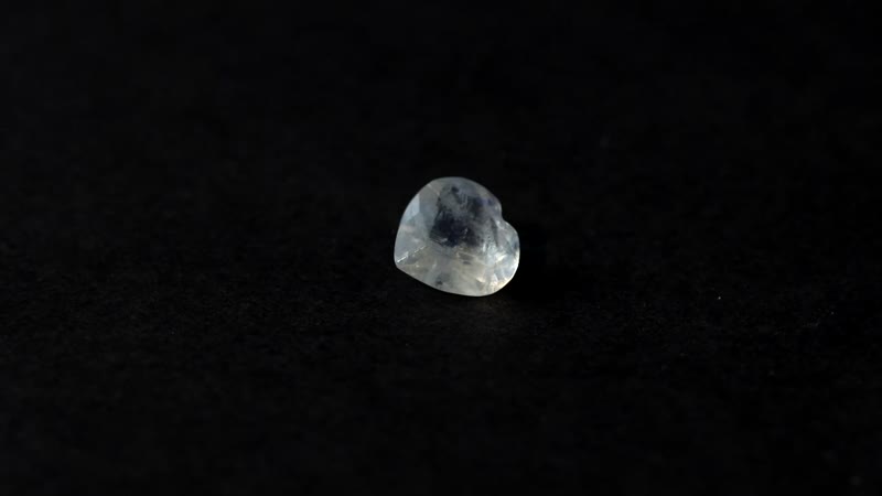 AA Rainbow Moonstone (Heart 9 mm) 1.93 ctw