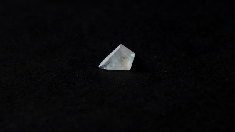AA Rainbow Moonstone (Kite 10x7 mm) 1.10 ctw