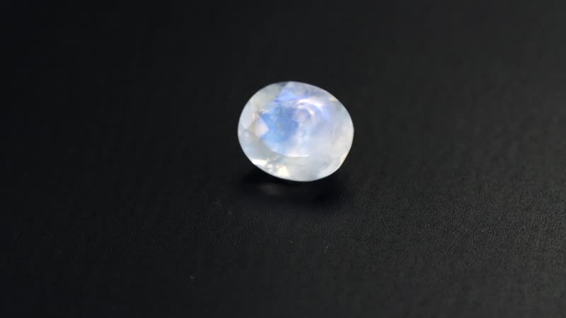 AA Rainbow Moonstone (Oval 12x10 mm) 4.32 ctw