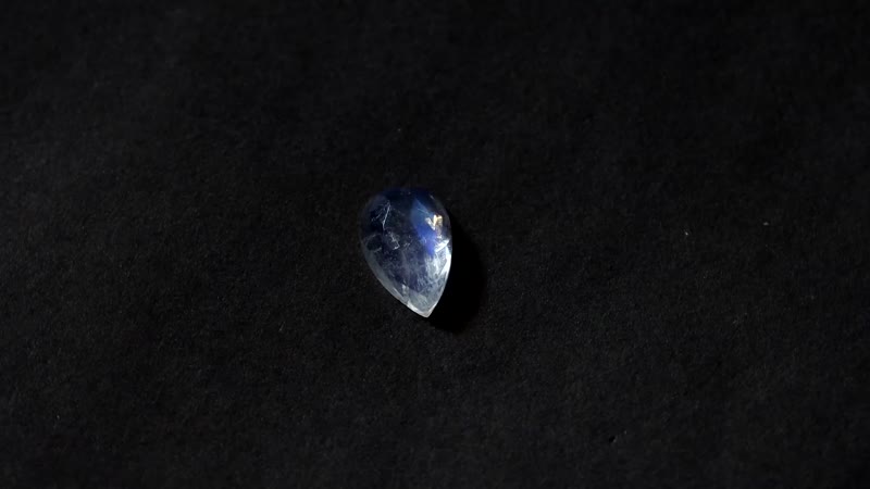 AA Rainbow Moonstone (Pear 11x7 mm) 1.89 ctw