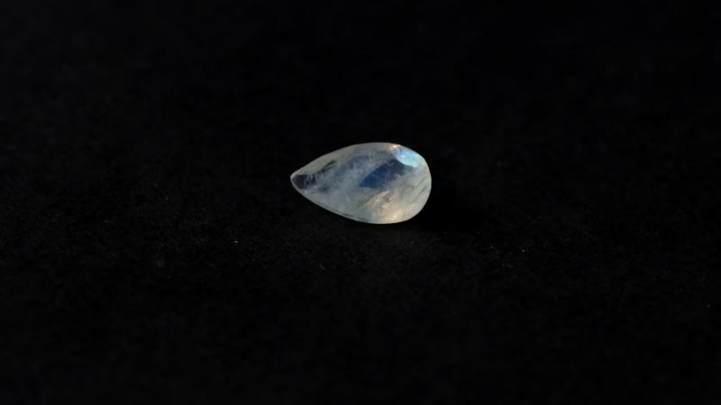 AAA Rainbow Moonstone (Pear 12x7 mm) 2.08 ctw