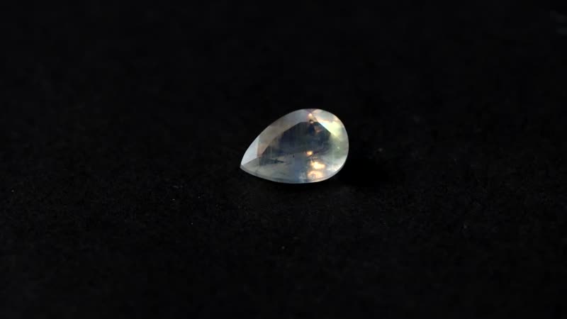 AA Rainbow Moonstone (Pear 12x8 mm) 2.54 ctw