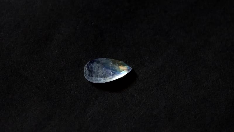 AA Rainbow Moonstone (Pear 14x7 mm) 2.73 ctw