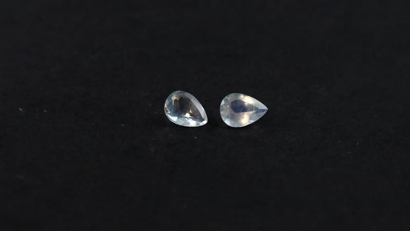 AAA Rainbow Moonstone Set of 2 (Pear 7x5 mm) 1.18 ctw