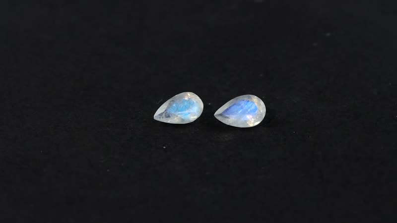 AA Rainbow Moonstone Set of 2 (Pear 8x5 mm) 1.25 ctw