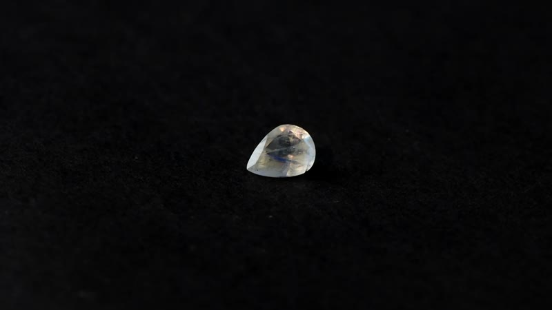 AA Rainbow Moonstone (Pear 8x6 mm) 0.79 ctw